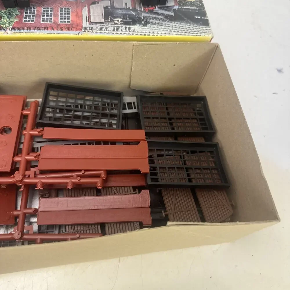 Heljan HO Scale - Steam Locomotive Roundhouse - Basic 3 Stall Kit - B 802